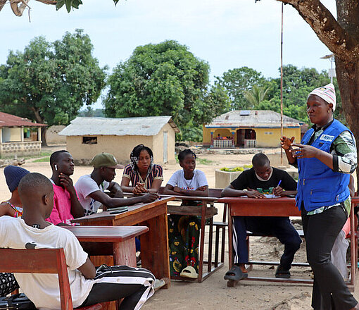 Jugendliche haben sich unter freiem Himmel versammelt um an einer Schulung teilzunehmen