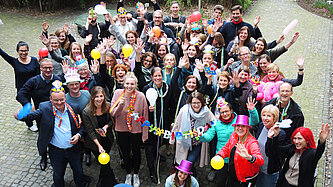 Der 30. Geburtstag von Plan International Deutschland ist auch für die Mitarbeitenden ein Grund zum Feiern. © Plan International