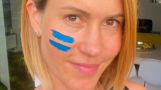 Wolke Hegenbarth mit dem blauen Girls Get Equal-Gleichzeichen auf der Wange.