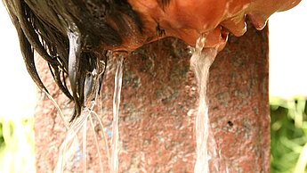 Wasser ist lebensnotwendig. Nicht nur zum Trinken, auch für die Hygiene ist es unerlässlich, um zum Beispiel Krankheiten vorzubeugen. © Plan / Daniel Silva