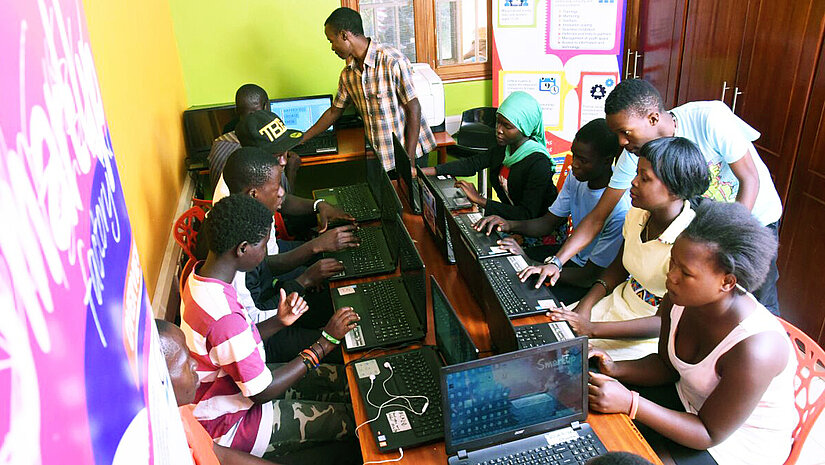 Junge Menschen lernen in der "SmartUp Factory" selbst Technik zu entwickeln und kreativ zu sein. © Plan International