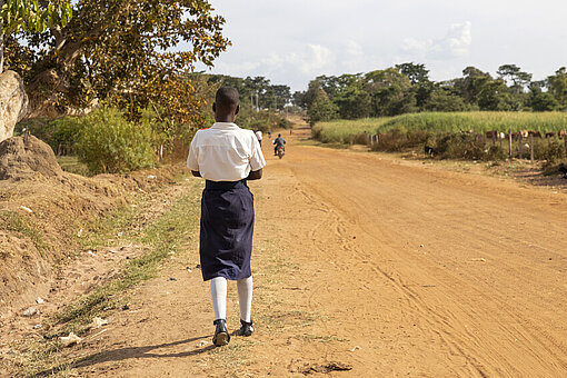 Nalongo auf dem Schulweg in Kamuli