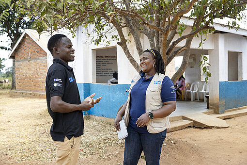 Christine redet mit einem Peer Educator in Uganda