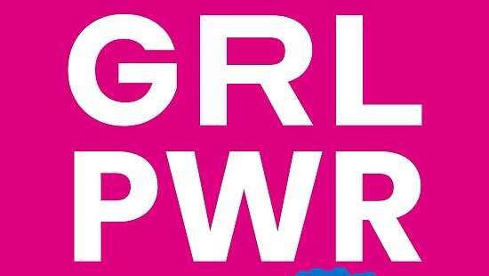 Pinke Grafik von Plan International zum Welt-Mädchentag. In großen weißen Buchstaben steht: ‚GRL PWR‘, getrennt durch zwei gelbe Linien. Unten rechts eine blaue Illustration einer jungen Frau mit lockigem Haar, die lächelt. Unten das Logo vom Welt-Mädchentag mit Plan International.