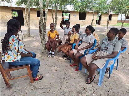 Frauen sprechen in einem Kurs miteinander