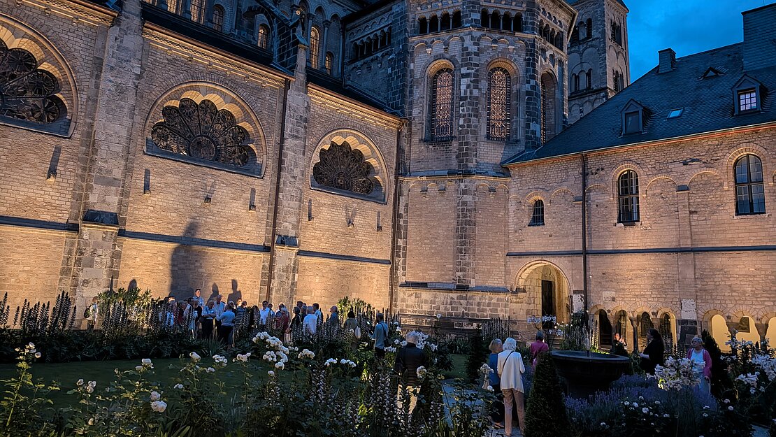 Abendliche Impression des beleuchteten Kreuzgangs am Bonner Münster