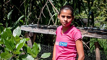 Ashly hat als kleines Kind für ihre Tante gearbeitet und Produkte verkauft. Nun ist sie sehr motviert, ihre eigene Hühnerfarm zu gründen und damit auch ihre Gemeinde unterstützen zu können.