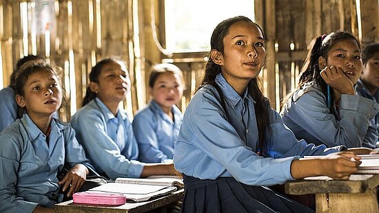 EHF Champions League verschnekt Leseecke in Schule in Nepal