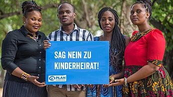 Upendo (rechts) und Aidan (2. von links) setzen sich in ihrem Heimatland Tansania gemeinsam mit Plan International gegen Kinderheirat ein.