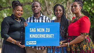 Upendo (rechts) und Aidan (2. von links) setzen sich in ihrem Heimatland Tansania gemeinsam mit Plan International gegen Kinderheirat ein.