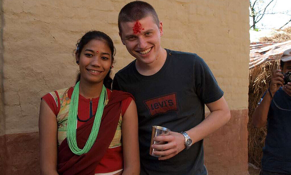 Sohn Frederik mit Menschenrechtsaktivistin Urmila Chaudhary 2008 in Nepal stehen zusammen im Freien