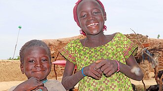 Mädchen und Junge in Niger lachen