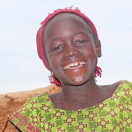 Mädchen und Junge in Niger lachen