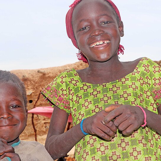 Mädchen und Junge in Niger lachen