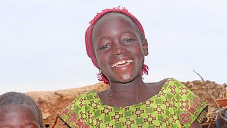 Mädchen und Junge in Niger lachen