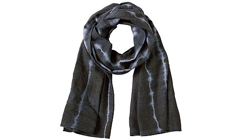 Gelegter blau-weißer Schal in Batik Optik.