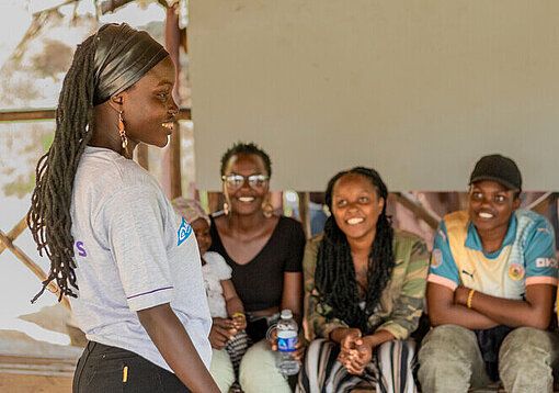 Faith mit anderen Projektteilnehmerinnen in Mathare