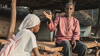 Bamba spricht mit seiner Tochter Fatou