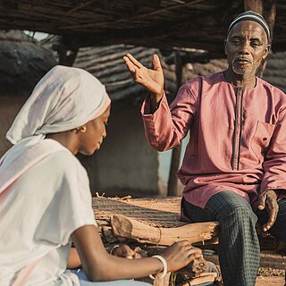 Bamba spricht mit seiner Tochter Fatou