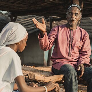 Bamba spricht mit seiner Tochter Fatou