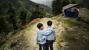 Nicht nur zerstörten Schulen, sondern auch Verletzungen der Rechte von Kindern durch Kinderheirat, Kinderhandel oder Gewalt gegen Mädchen und Jungen stellen eine große Herausforderung dar. ©Gurufoto/Plan