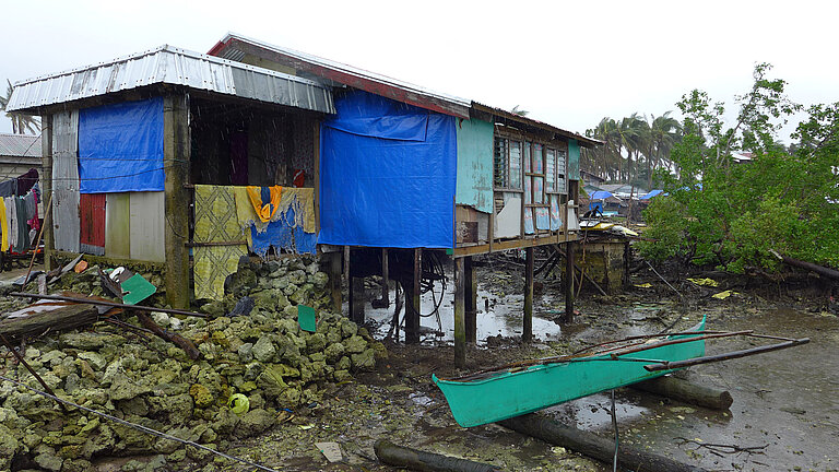 Vom Taifun zerstörtes Haus auf Stelzen.