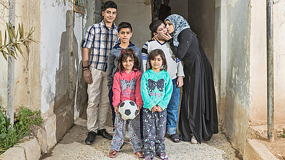 Sana (31, rechts) ist mit ihrer Familie in die jordanische Hauptstadt Amman geflohen. © Mikko Toivonen
