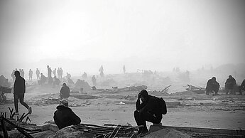 Menschen in Gaza warten auf Hilfe.