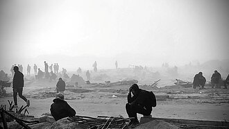Menschen in Gaza warten auf Hilfe.
