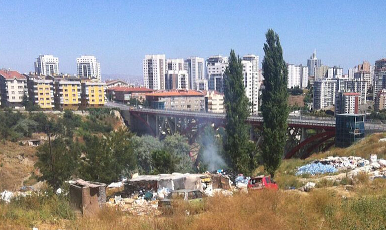 Blick über eine Brücke und eine Stadt mit Hochhäusern.