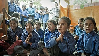 Plan hat kinderfreundliche Bereiche, wie hier in Dolakha, in den Nothilfe-Camps eingerichtet. (© Plan / Pieter ten Hoopen)