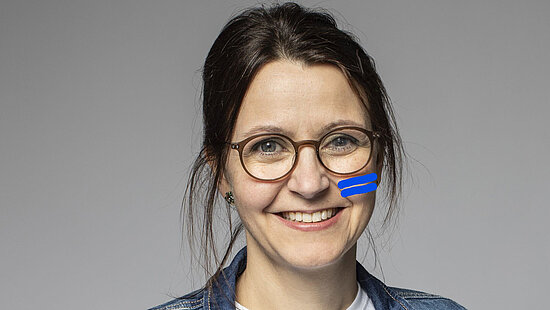 Tanya Meyer mit dem blauen Girls Get Equal-Gleichzeichen auf der Wange.