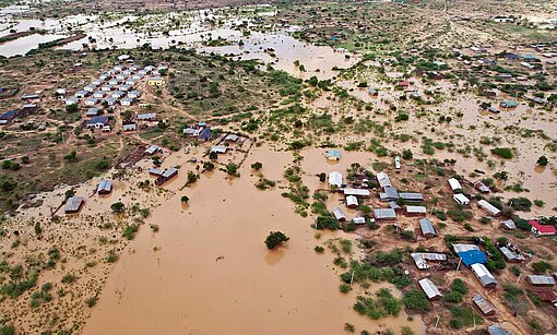 Wasser hat ein Dorf überschwemmt