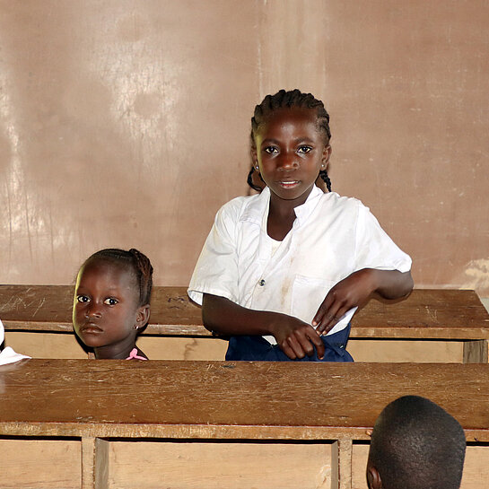 Schulkinder in einer schule in Liberia