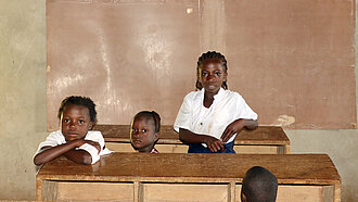 Schulkinder in einer schule in Liberia