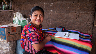 Julia nimmt während der Pandemie an virtuellen Workshops von Plan International teil. ©Sandra Sebastián / Plan International