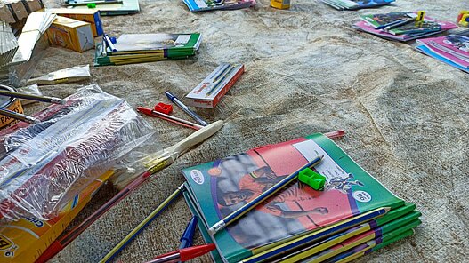 Schulmaterial liegt zur bereit.