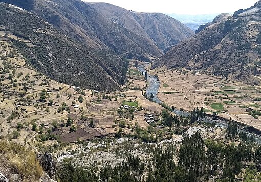 Tal in der peruanischen Region Cusco Ein Tal zwischen zwei Bergketten