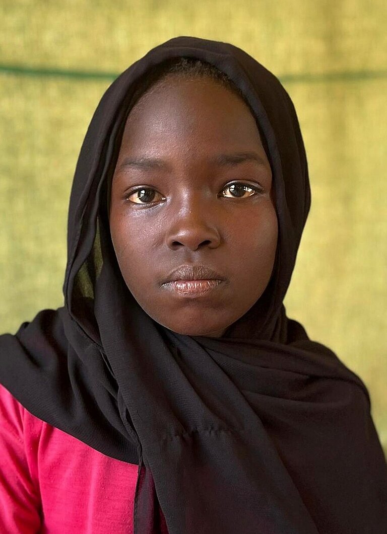 Fatima sitzt in ihrem Zelt in Port Sudan