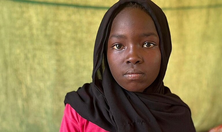 Fatima sitzt in ihrem Zelt in Port Sudan
