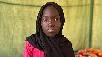 Fatima sitzt in ihrem Zelt in Port Sudan