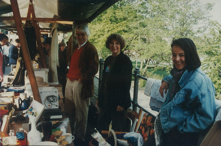 Antje Arold-Hahn mit zwei weiteren Personen auf einem Flohmarkt beim Spendensammeln