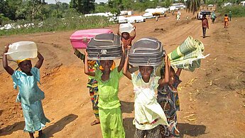Flüchtlingsfamilien aus der Zentralafrikanischen Republik suchen im Nachbarland Kamerun Schutz – und werden hier von Plan-Teams unterstützt.