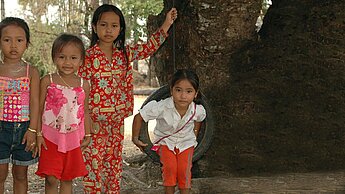 Mehr als die Hälfte der Bevölkerung Kambodschas sind Kinder, Jugendliche und junge Erwachsene unter 26 Jahren. Mehr als die Hälfte der Bevölkerung Kambodschas sind Kinder, Jugendliche und junge Erwachsene unter 26 Jahren.