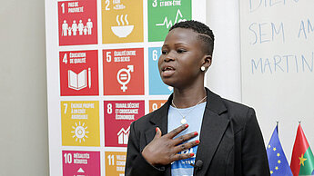 Bei der Übernahme des Postens der schwedischen Botschafterin in Burkina Faso macht Martine auf die 17 Ziele für nachhaltige Entwicklung aufmerksam, insbesondere auf das Ziel Nummer 5: Geschlechtergleichstellung. © Françoise Kabore