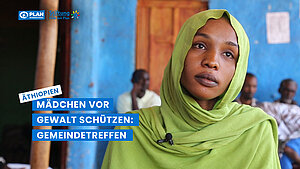 Eine Vorschau für ein Video aus dem Projekt "Mädchen vor Gewalt schützen", das eine Frau bei einem Gemeindetreffen in Äthiopien zeigt.