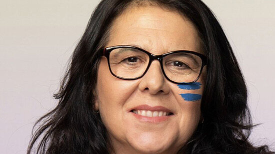 Gülistan Yüksel mit dem blauen Girls Get Equal-Gleichzeichen auf der Wange.