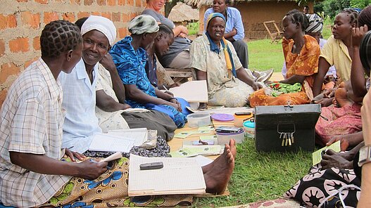 Spargruppen ermöglichen Gemeindemitgliedern in Uganda den Zugang zu Finanzdienstleistungen.
