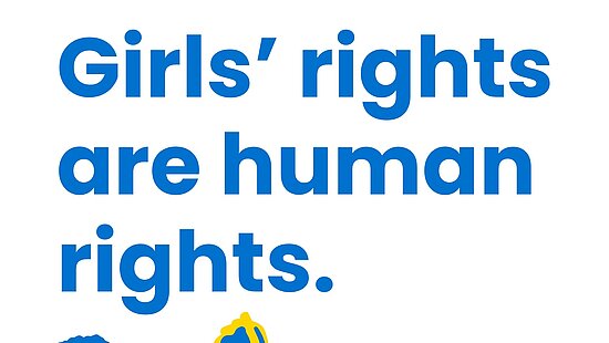 Weiße Grafik von Plan International zum Welt-Mädchentag. In blauen Buchstaben steht: ‚Girls’ rights are human rights.‘ Rechts unten eine Illustration eines lachenden Mädchens in Blau, Gelb und Pink, das die Faust hochhält. Unten das Logo vom Welt-Mädchentag mit Plan International.