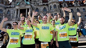 Läuferinnen und Läufer machten beim Hannover Marathon auf Plans Arbeit aufmerksam (© Norbert Wilhelmi für laufen.de)